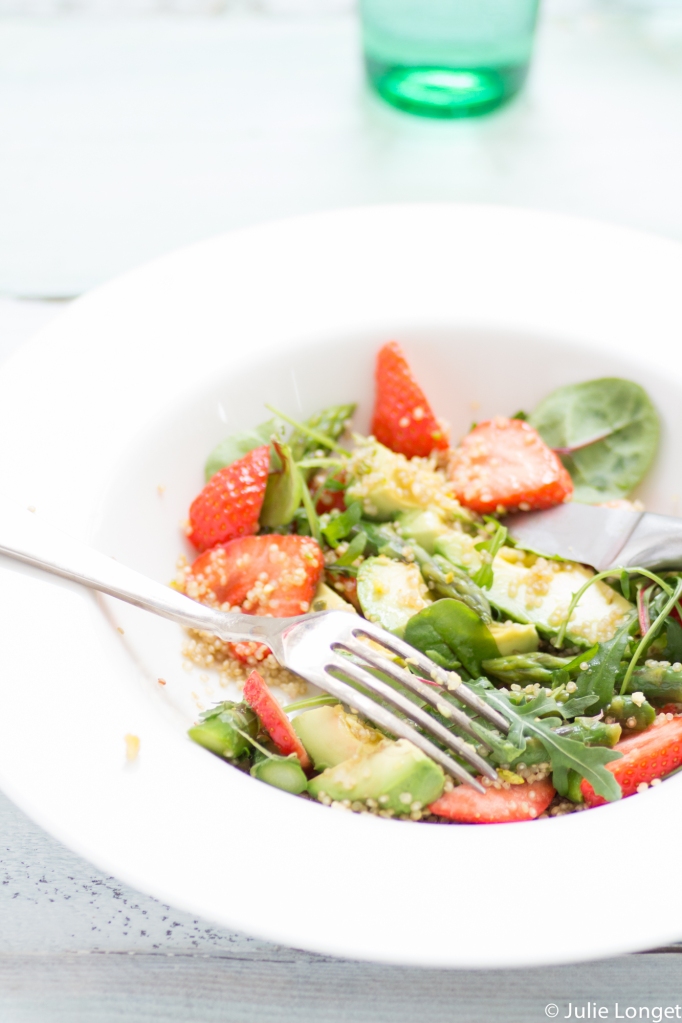 Salade vitaminée au quinoa, fraises, asperges vertes et avocats