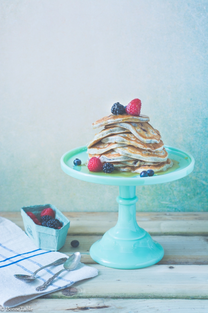 Pancakes au yaourt grec et fruits rouges